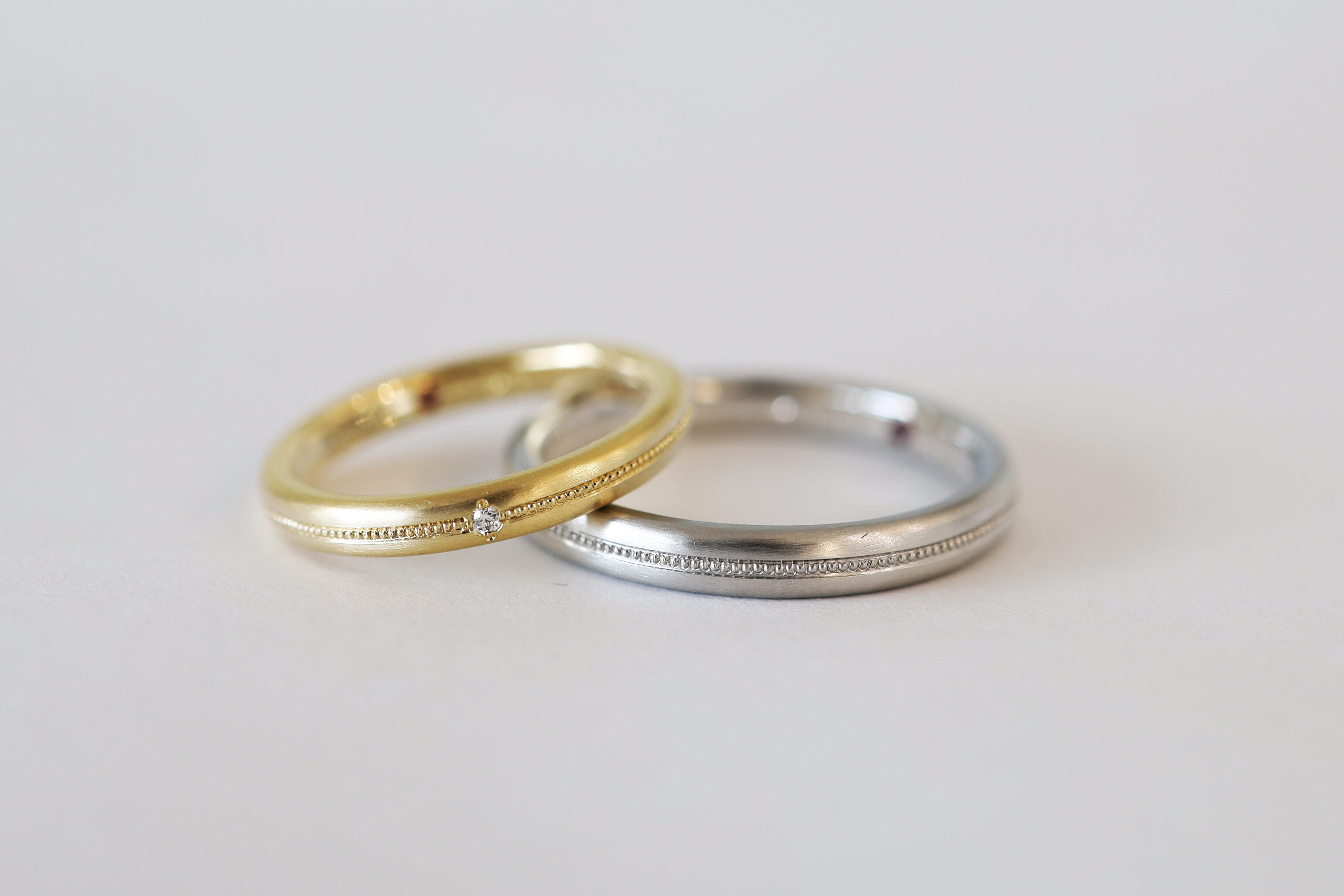 中央１ラインのミルグレインを入れた、両甲丸（オーバル型）のオーダーメイド結婚指輪