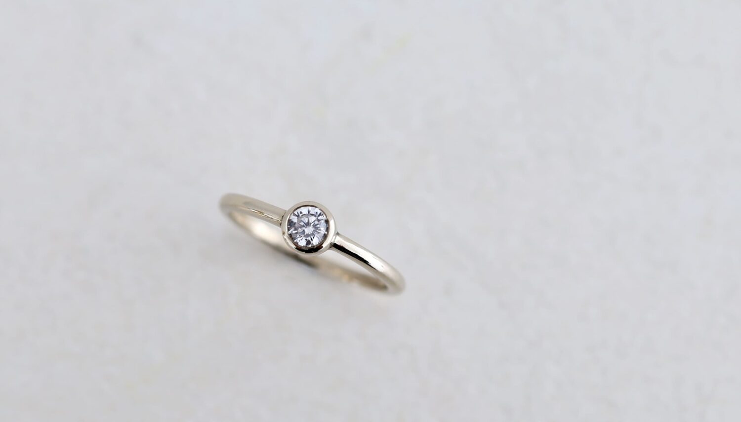 大阪心斎橋・京都　 アトリエタマリが制作したK18シャンパンゴールドの婚約指輪。ふくりん枠で日常使いしやすいエンゲージリング。おしゃれなエンゲージリングブランド