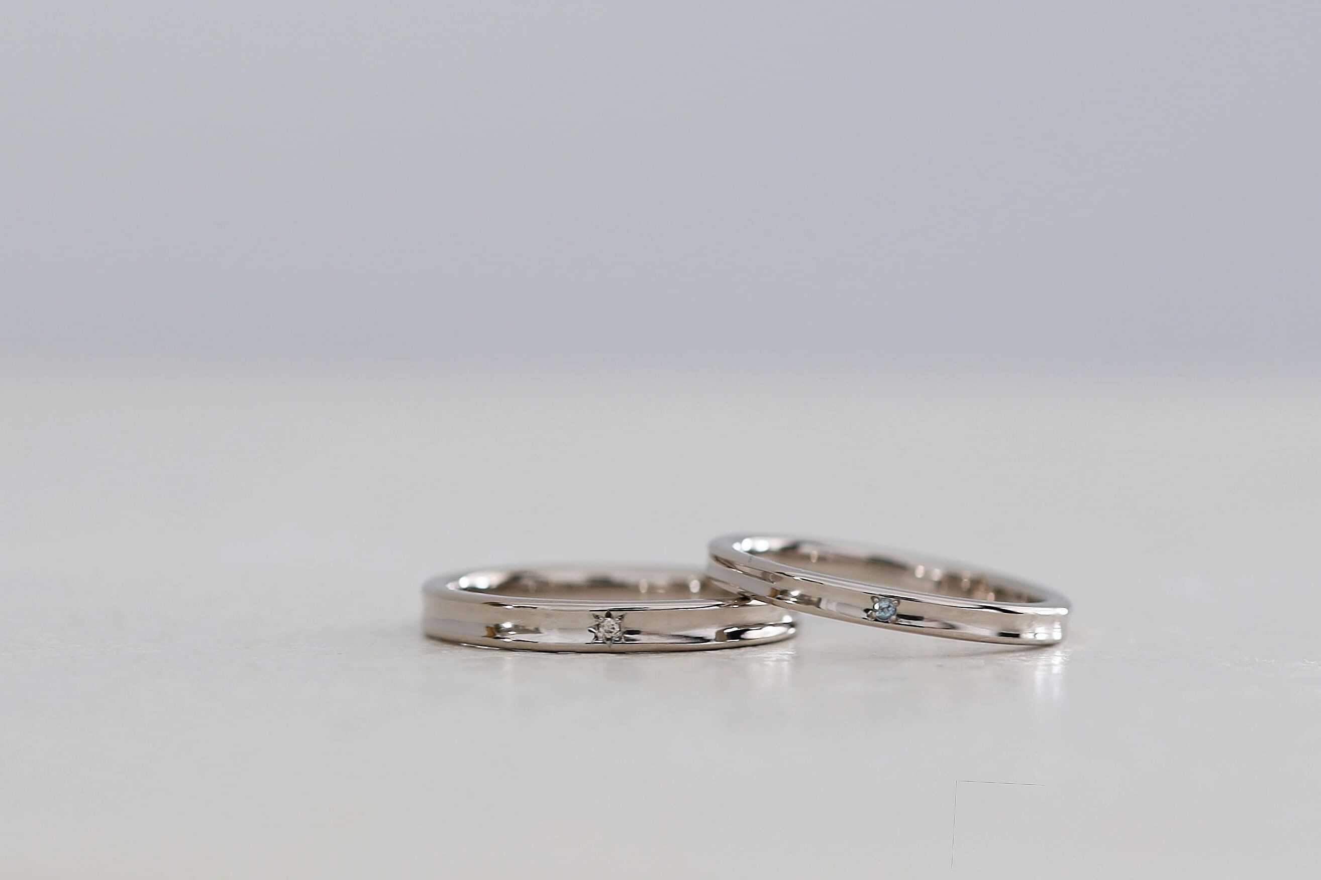 オーダーメイド結婚指輪 K18ホワイトゴールド 空をイメージしたデザイン アクアマリンを留めた結婚指輪 鏡面仕上げ ペアリング・マリッジリング 大阪心斎橋・京都オーダーメイドリング アトリエタマリ