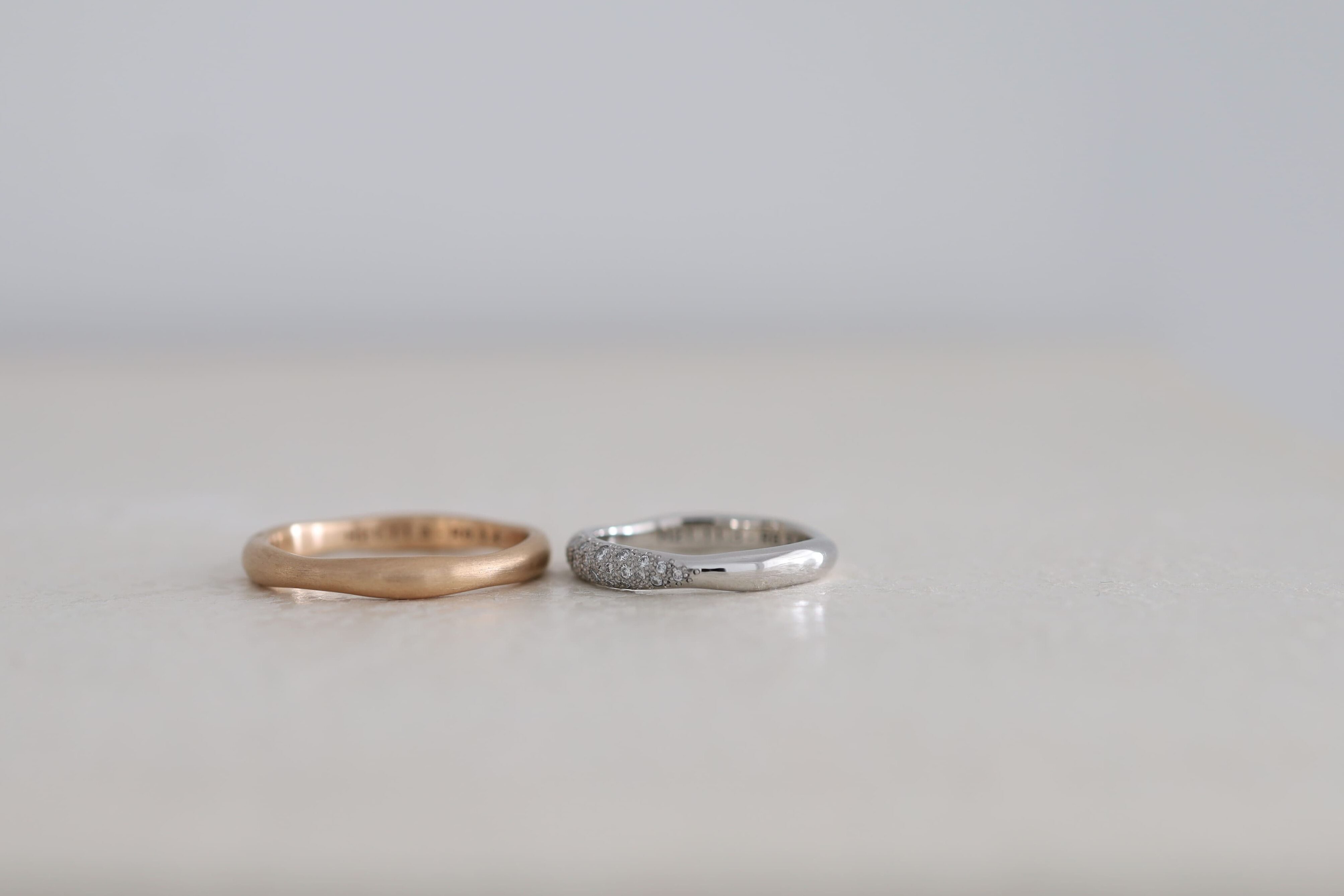 小さいメレダイヤモンドを敷き詰めた結婚指輪のオーダー事例の横から見た写真。アトリエタマリが制作したフルオーダーの結婚指輪