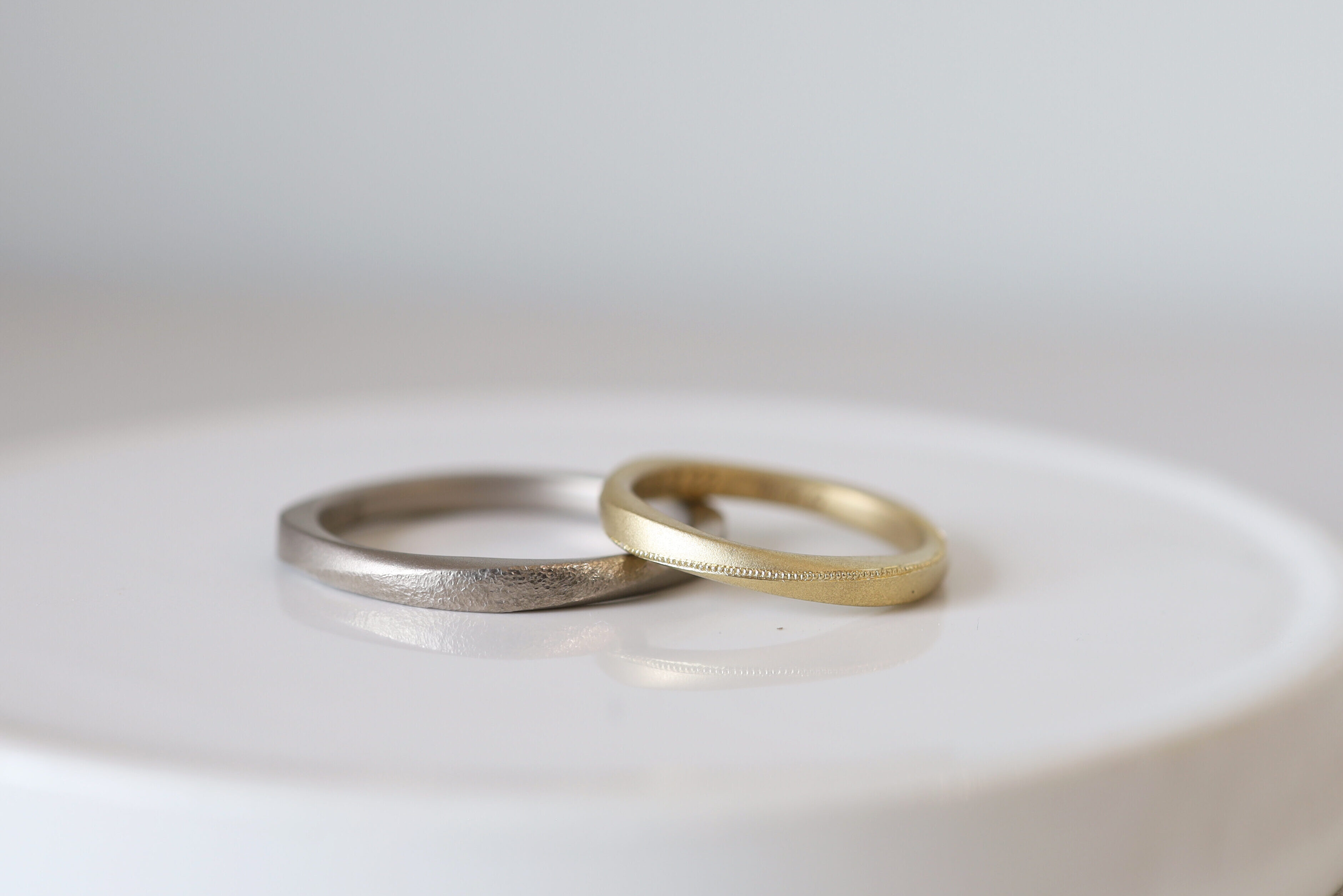 ツイストデザインにミルグレインを入れたオーダーメイド結婚指輪の制作事例