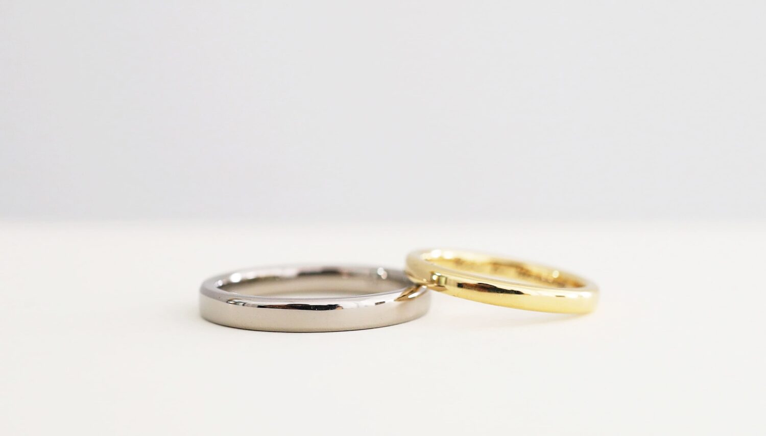アトリエタマリ オーダーメイドのシンプルな結婚指輪 K18イエローとブラック(グレー)鏡面仕上げ