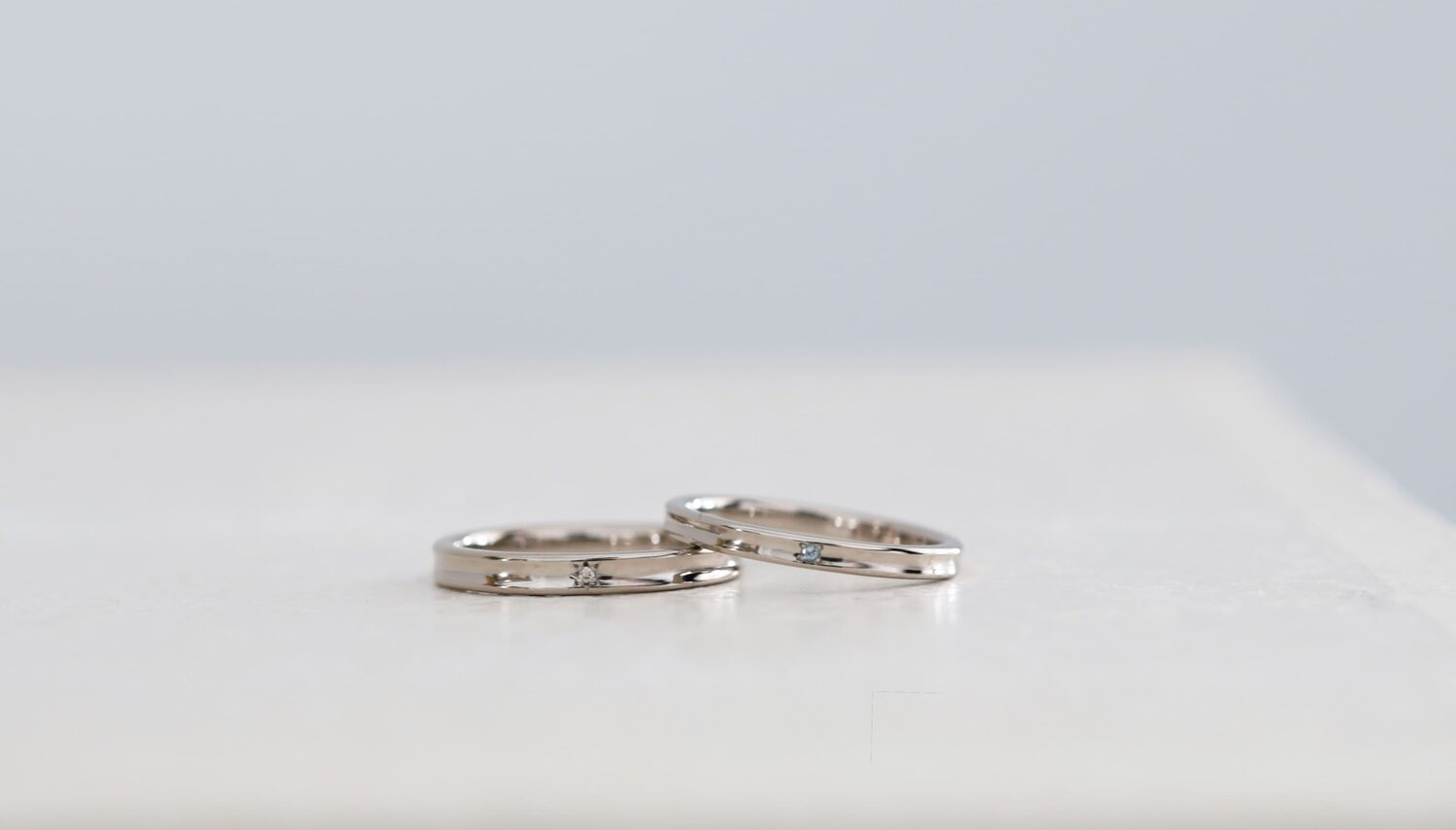 ホワイトゴールドの結婚指輪に　ブラウンダイヤモンドとアクアマリンをセッティングした写真