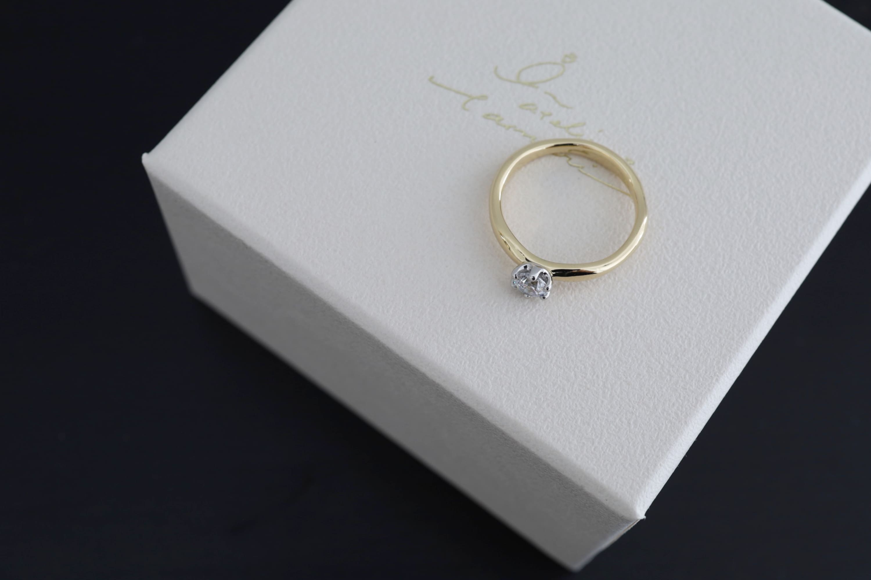プラチナの6本爪でダイヤモンドを留めた「リズム」婚約指輪