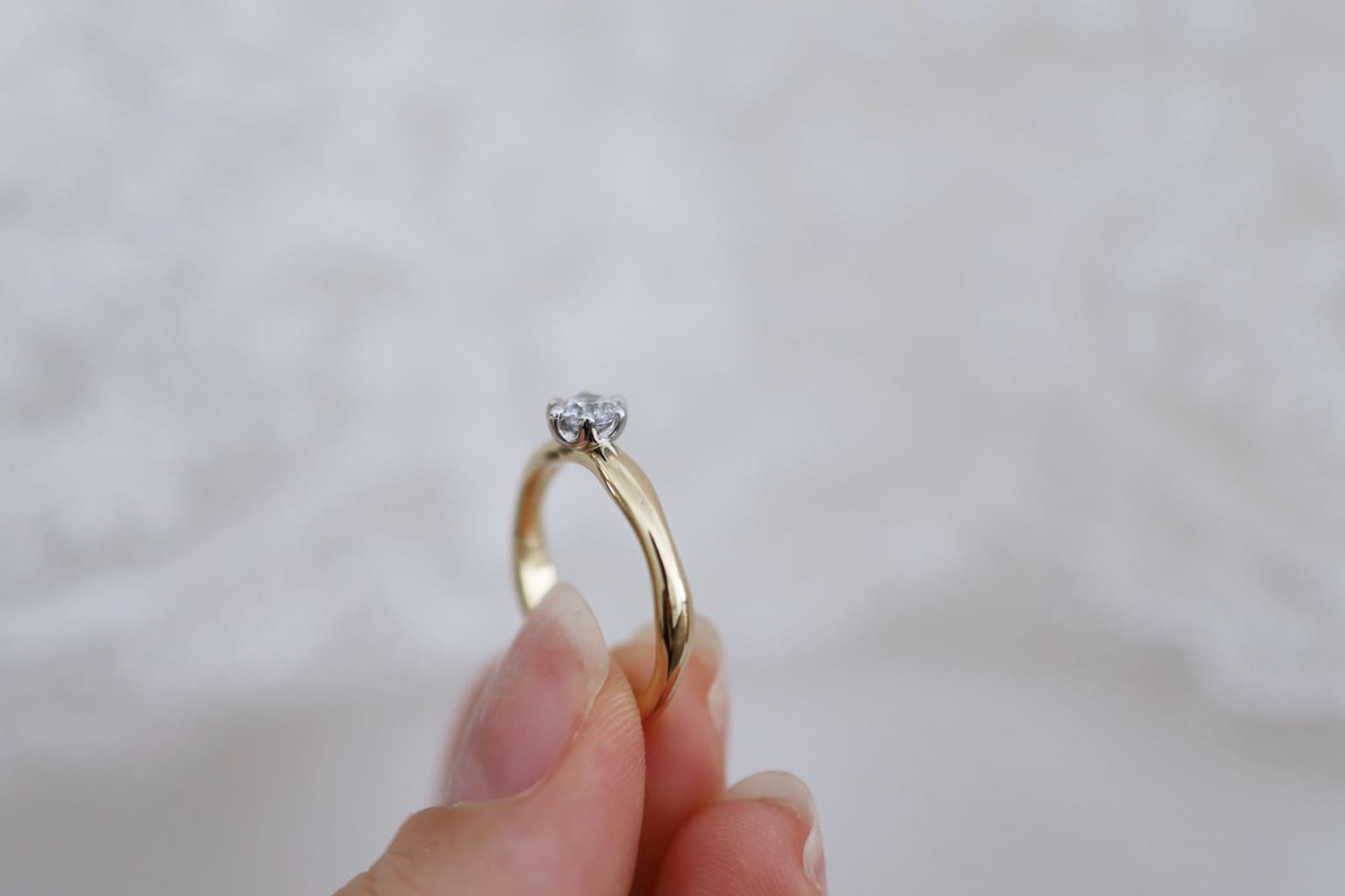 ダイヤモンドに向かって細くなる6本爪の「リズム」婚約指輪
