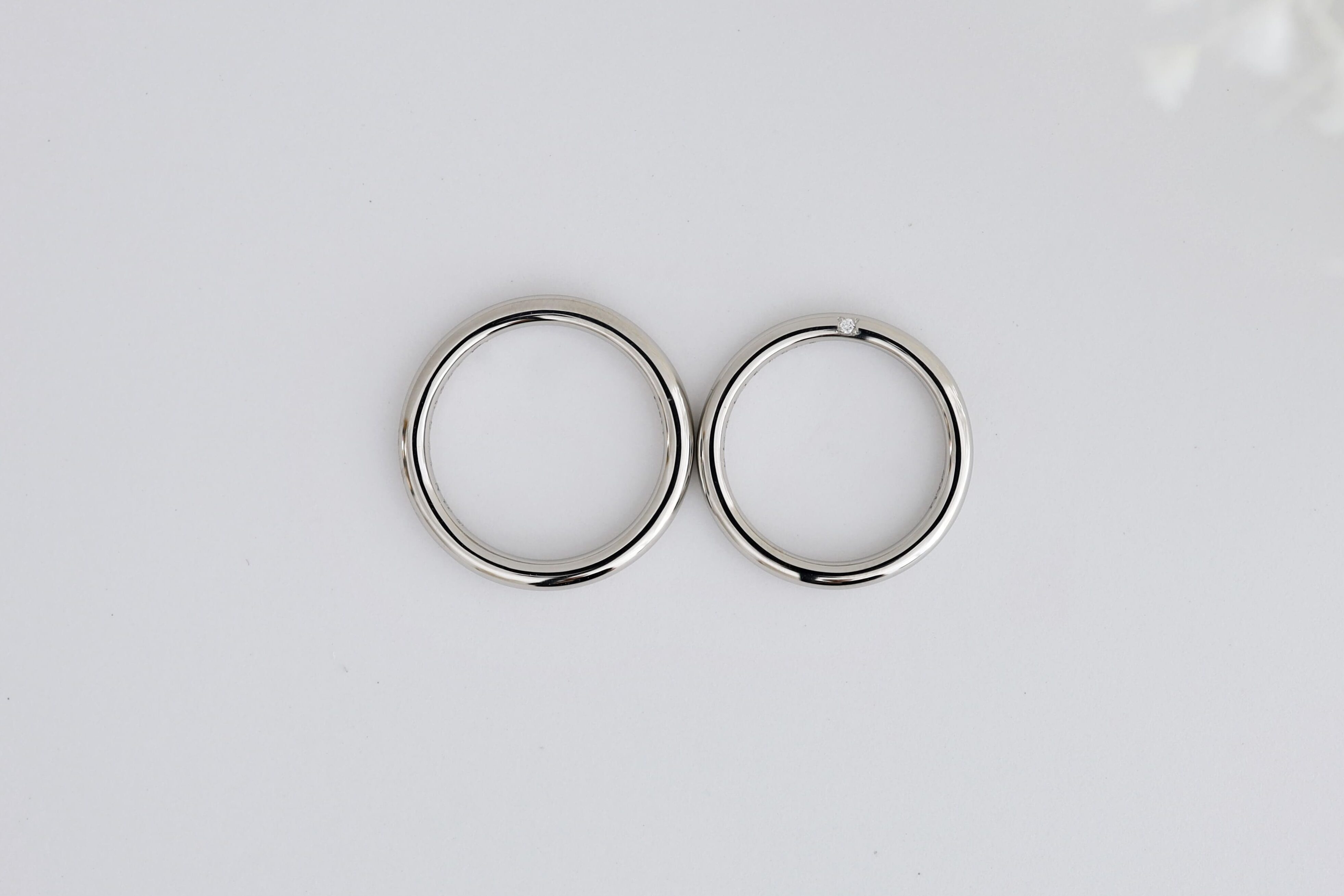 両甲丸のシンプルなマリッジリング（結婚指輪）　ドーナツ型リング　側面にダイヤモンドを入れてシークレットストーンに