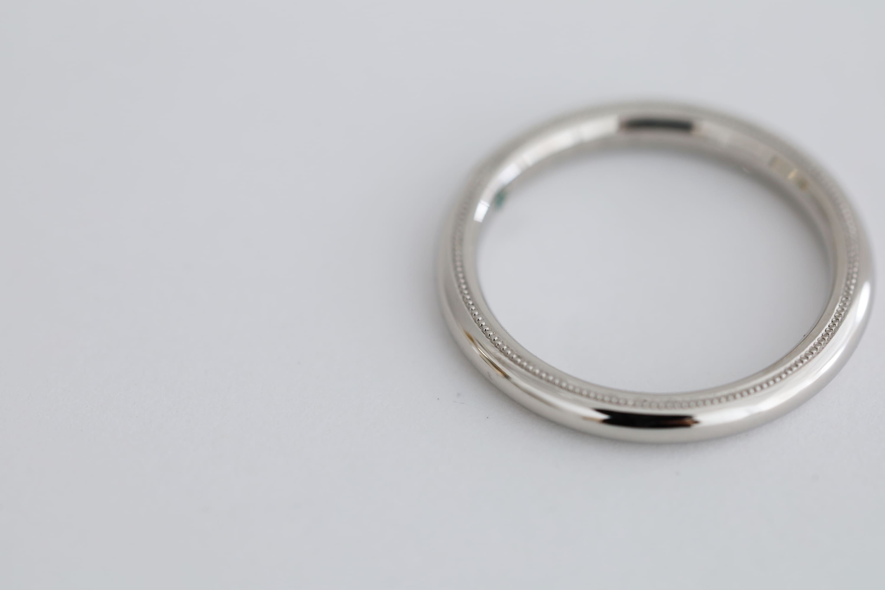 アトリエタマリがオーダーメイド制作した結婚指輪　側面にミルグレインのプラチナのマリッジリング　珍しい制作事例