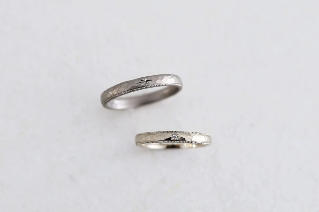 結婚指輪の仕上げ 手仕事で入れるテクスチャー ハンマー加工 槌目を施した経年変化を楽しめる表情