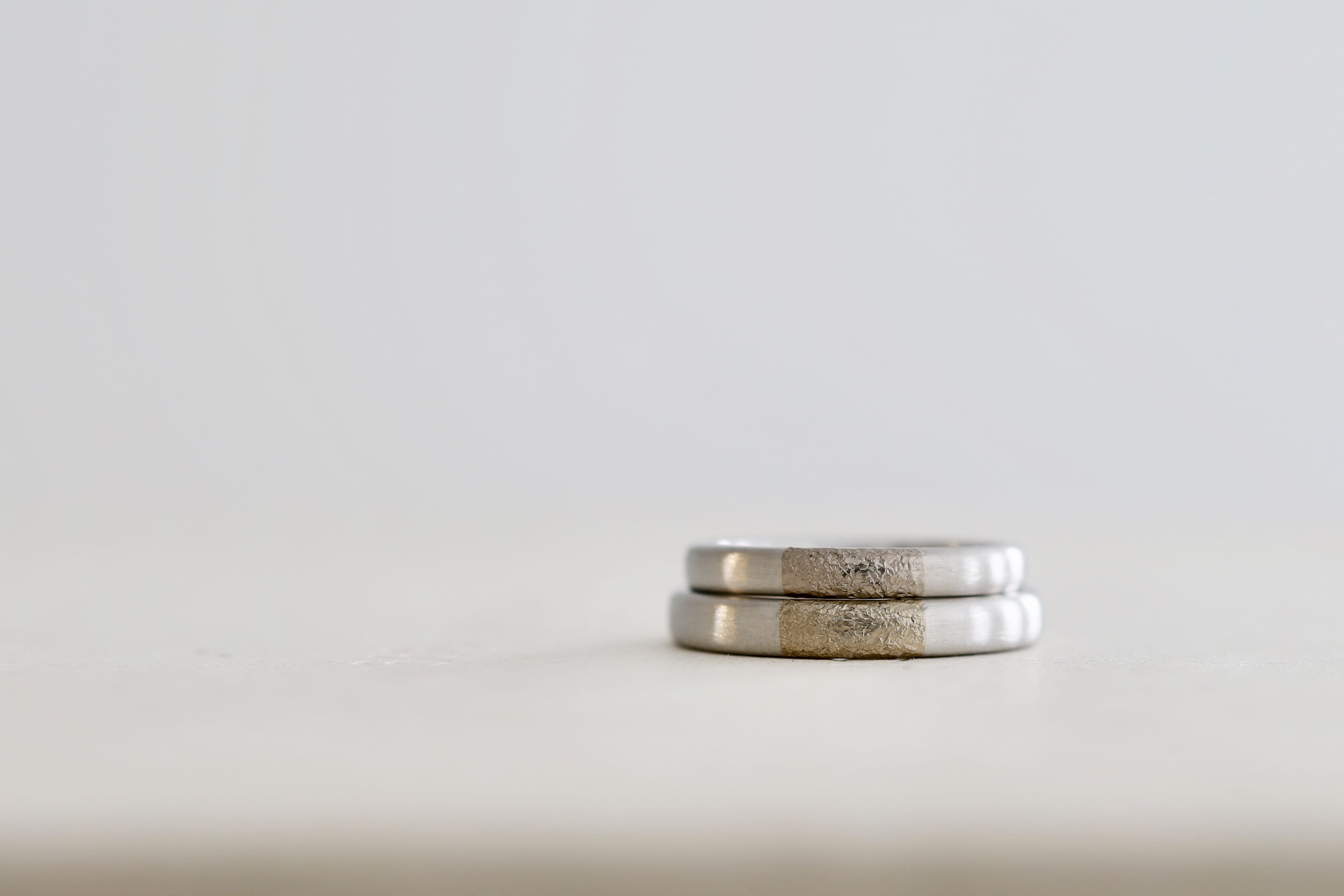 結婚指輪の仕上げ 手仕事で入れるテクスチャー ストーン加工 石のような表情を楽しめる質感