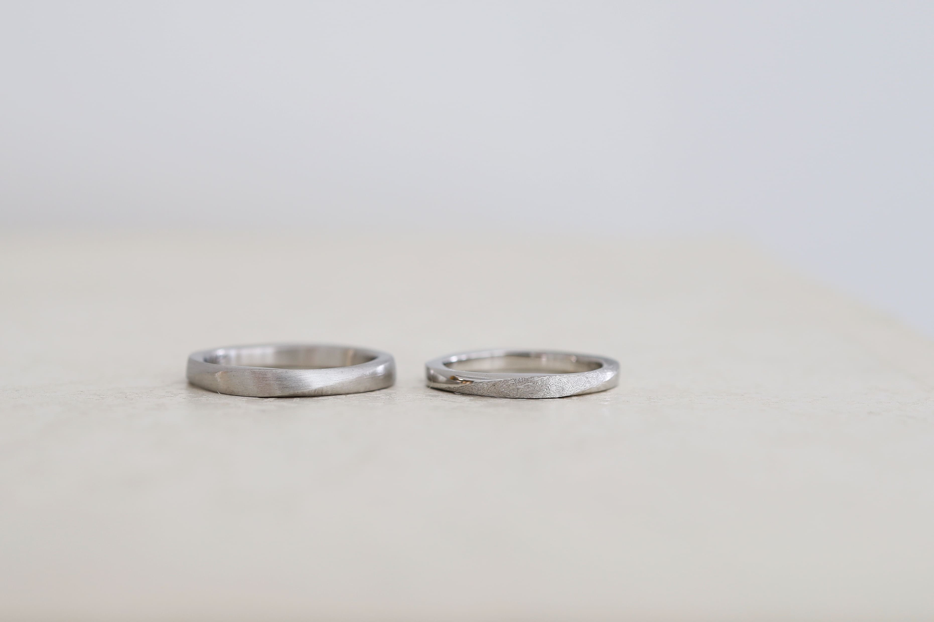 プラチナで制作した、ひねり(ツイスト)デザインの結婚指輪 加工テクスチャーを入れたデザイン