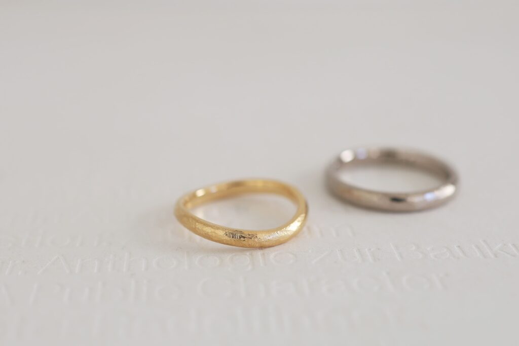 結婚指輪の仕上げ 手仕事で入れるテクスチャー アンティーク加工 やすりを当てた経年変化を楽しめる表情