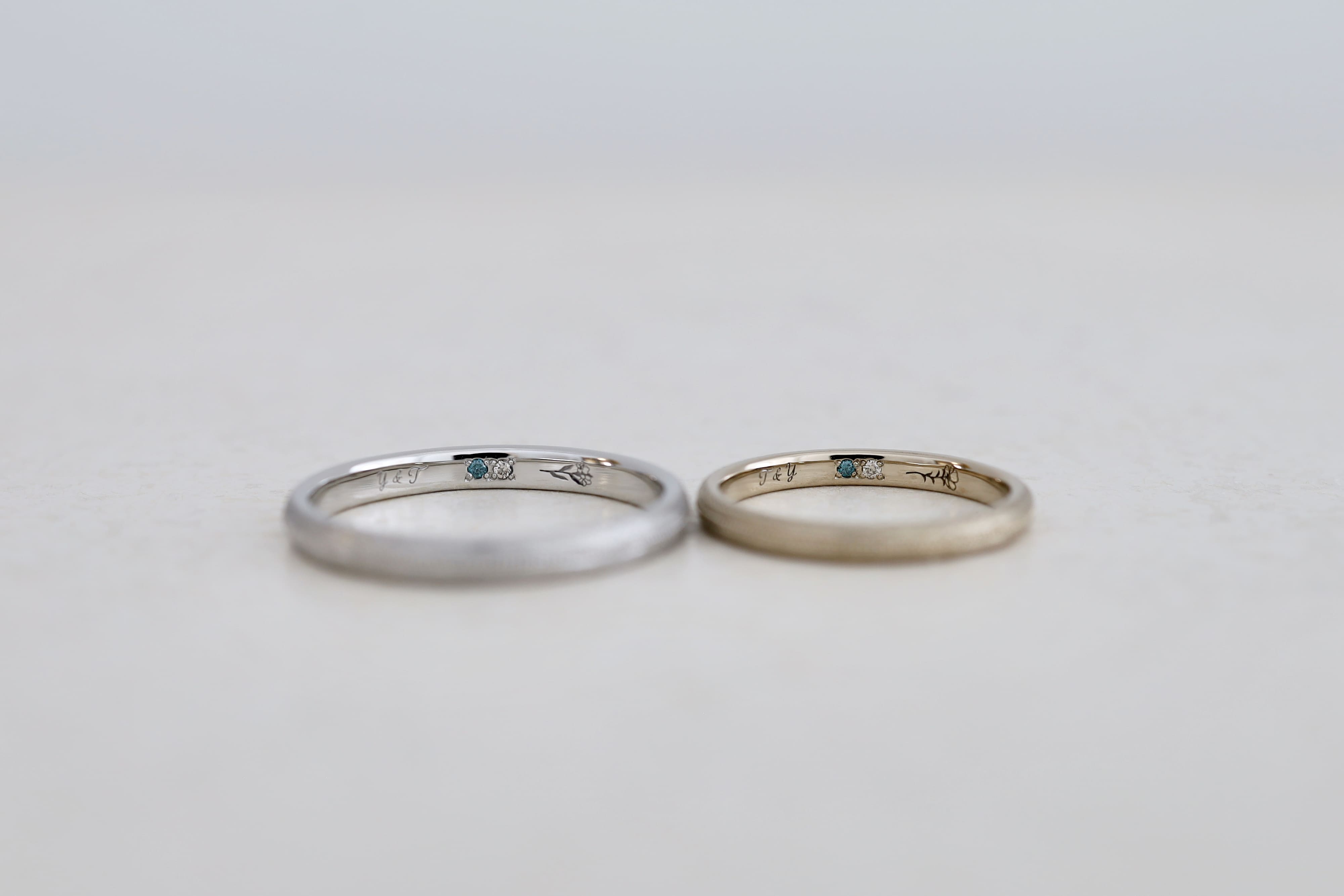 サムシンブルーでブルーダイヤを留めた結婚指輪 花言葉の刻印