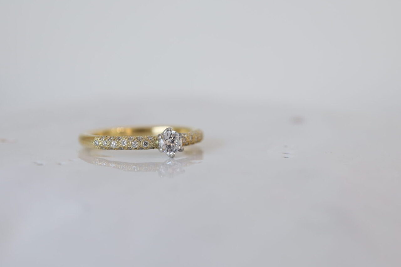 パヴェデザインの婚約指輪 丸みがあるシンプルな婚約指輪 イエローゴールド