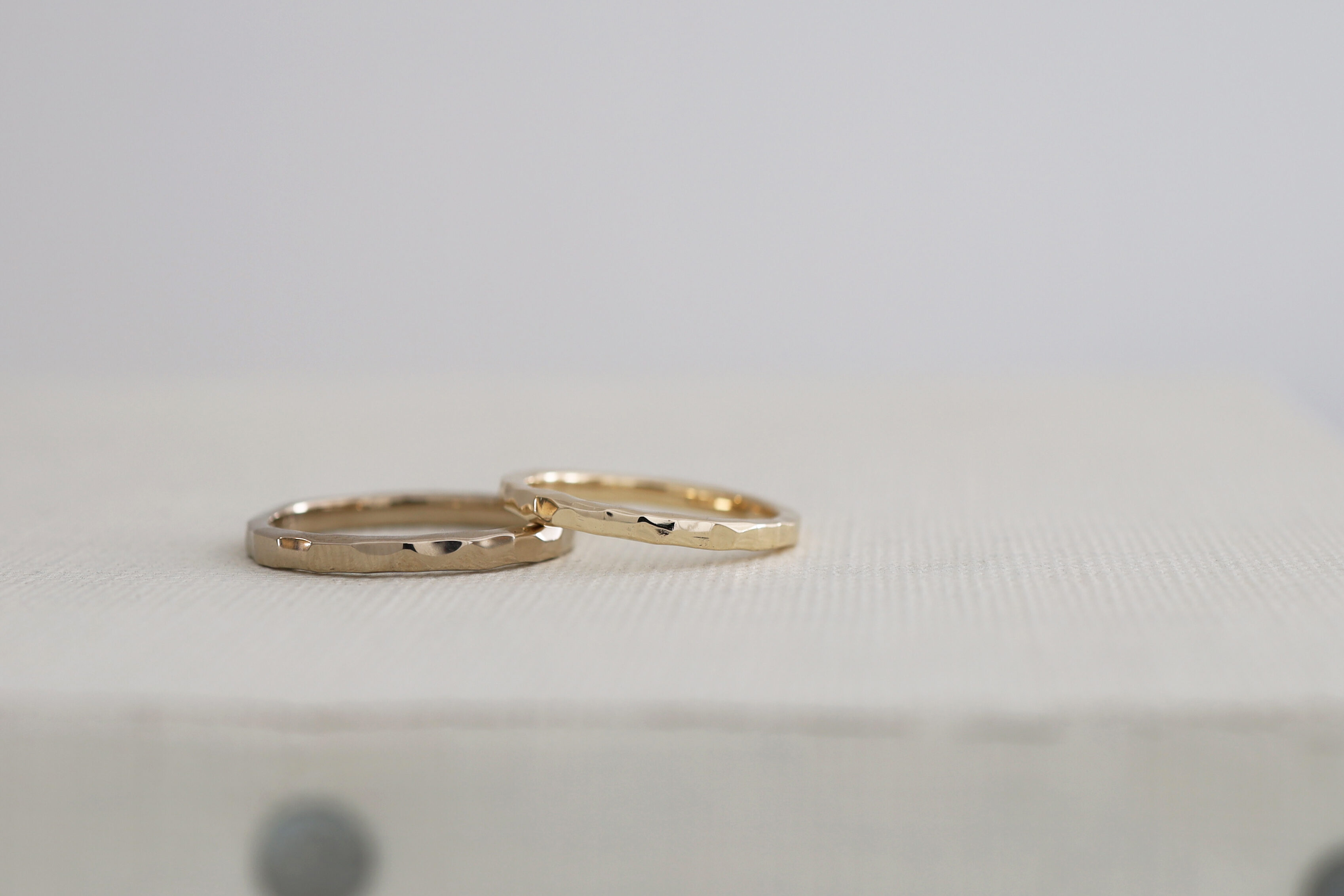 アトリエタマリの結婚指輪 たたき 地金を叩いてゆらぐ槌目を入れた、手作りらしさある、オーダーメイド結婚指輪 K18シャンパンゴールドとイエローゴールド
