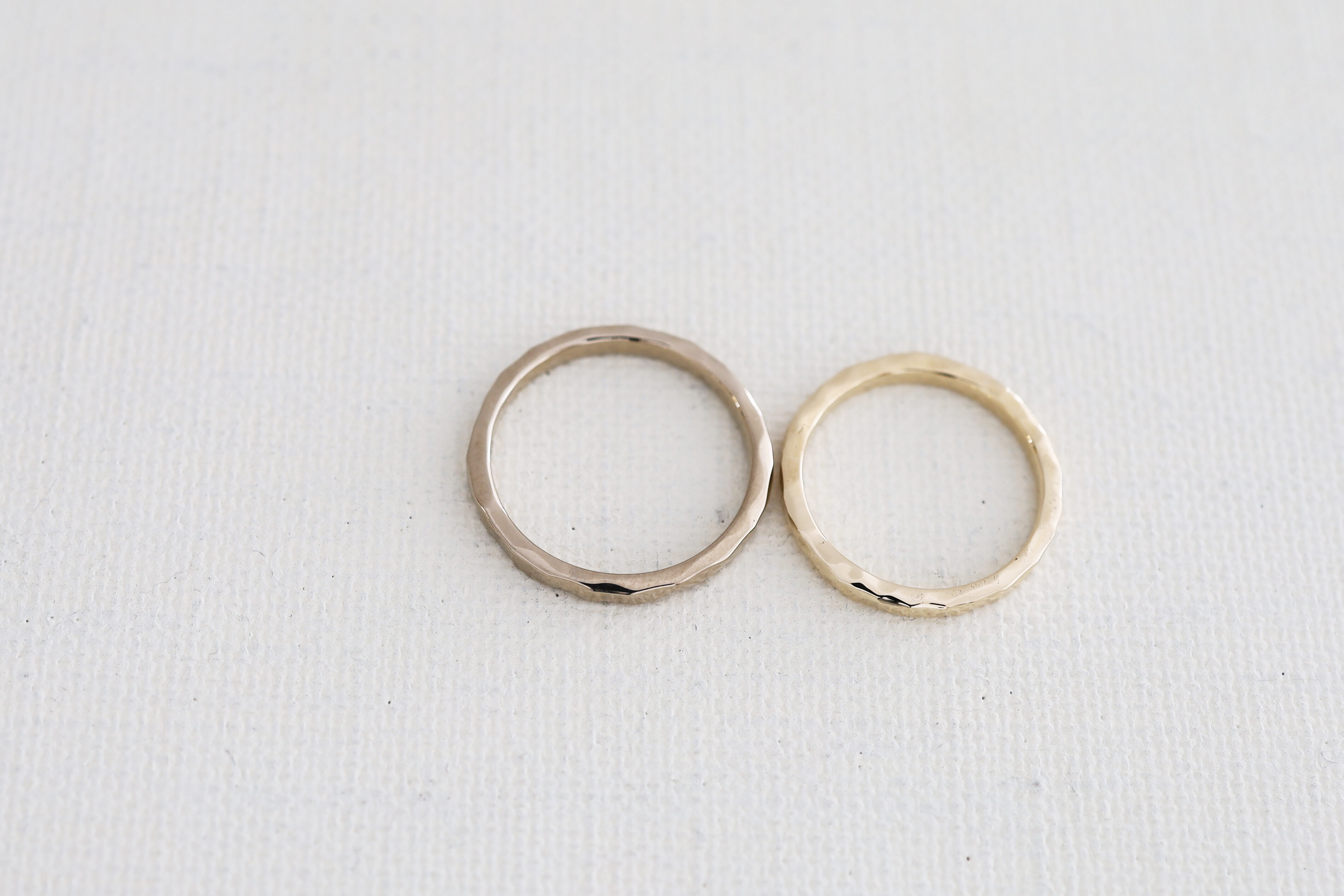 アトリエタマリの結婚指輪 たたき 地金を叩いてゆらぐ槌目を入れた、手作りらしさあるマリッジリング K18シャンパンゴールドとイエローゴールド