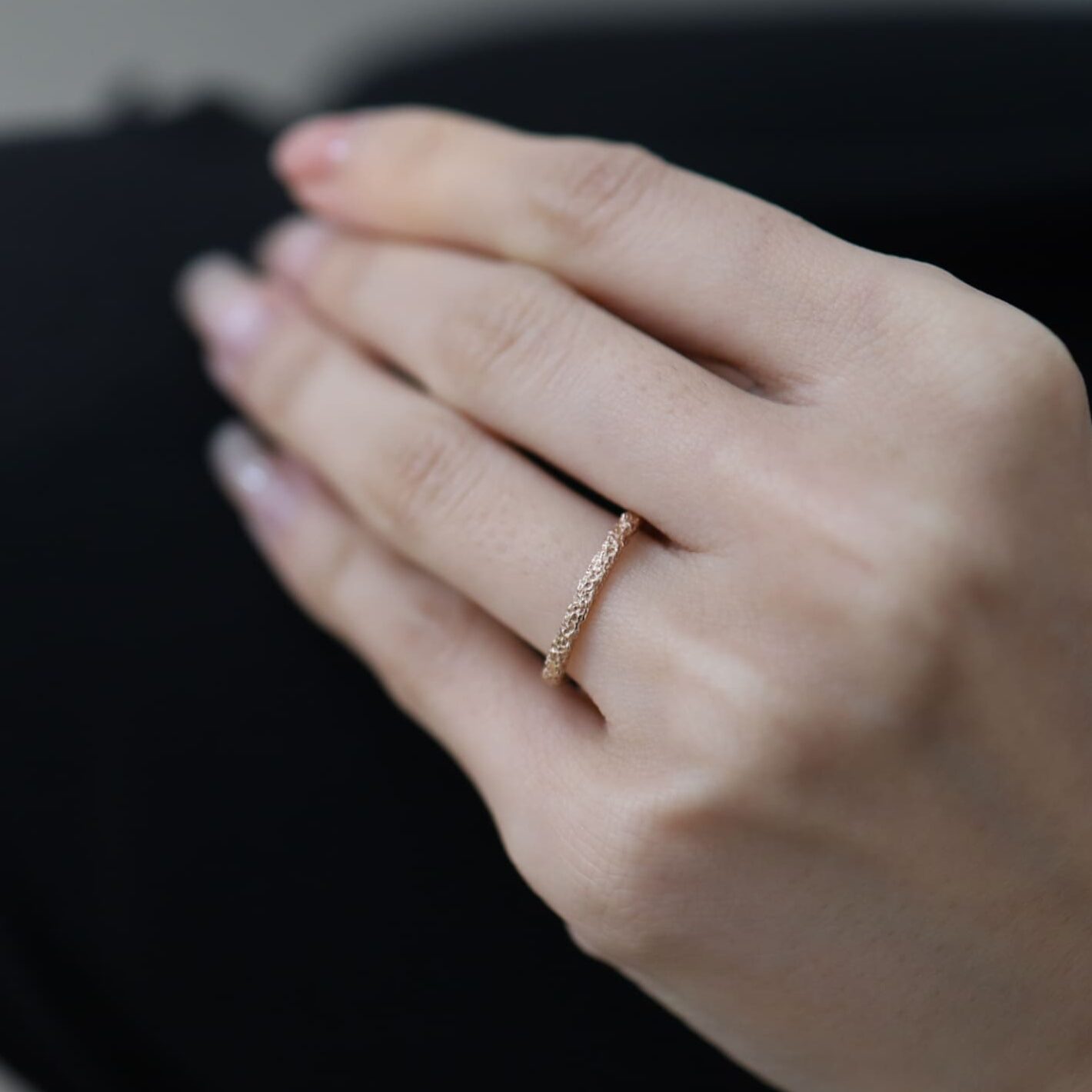 K18ピンクゴールドで制作したmimosaの結婚指輪の着用イメージ
