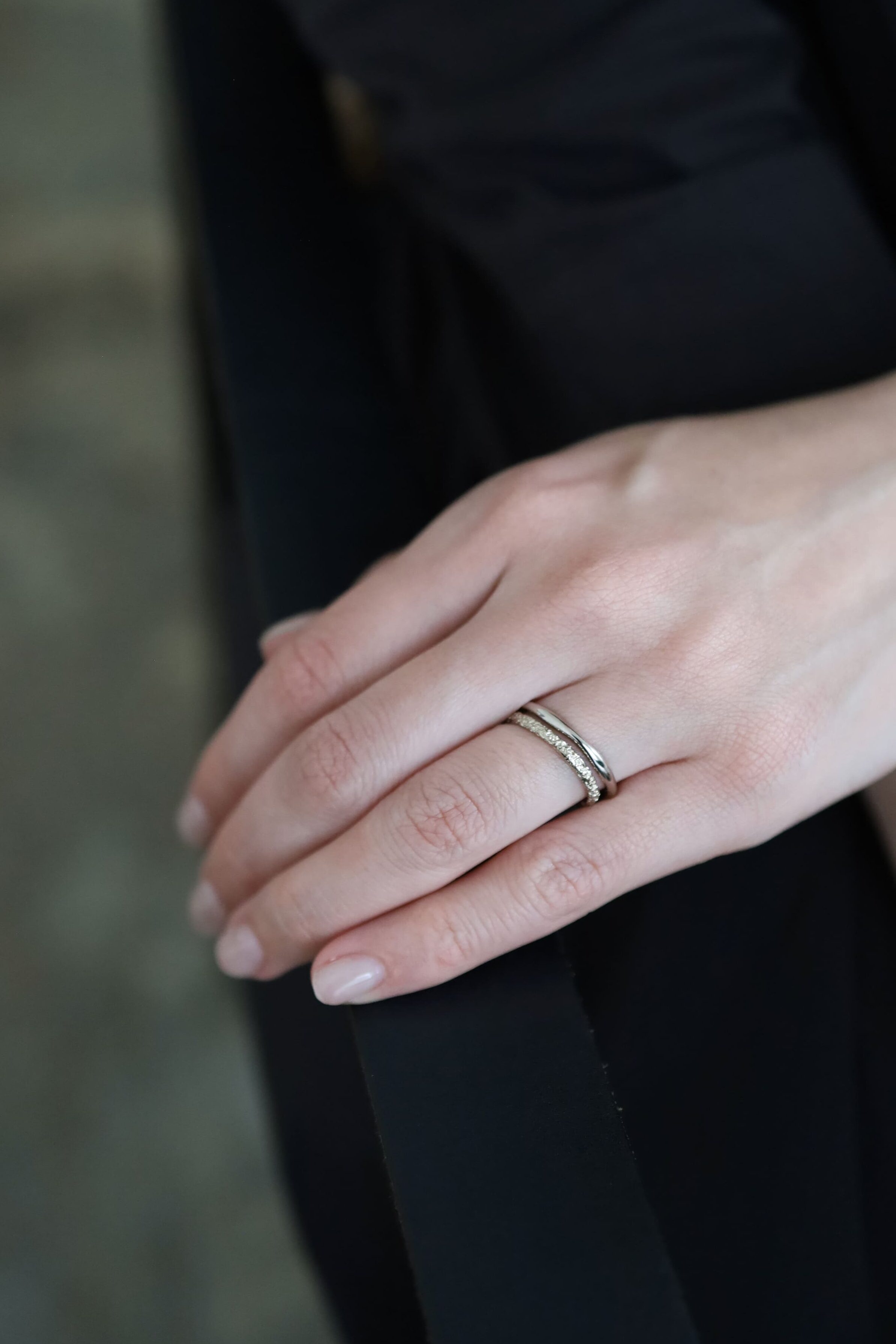 シャンパンゴールドのmimosaとホワイトゴールドの結婚指輪rhythmの重ね着け