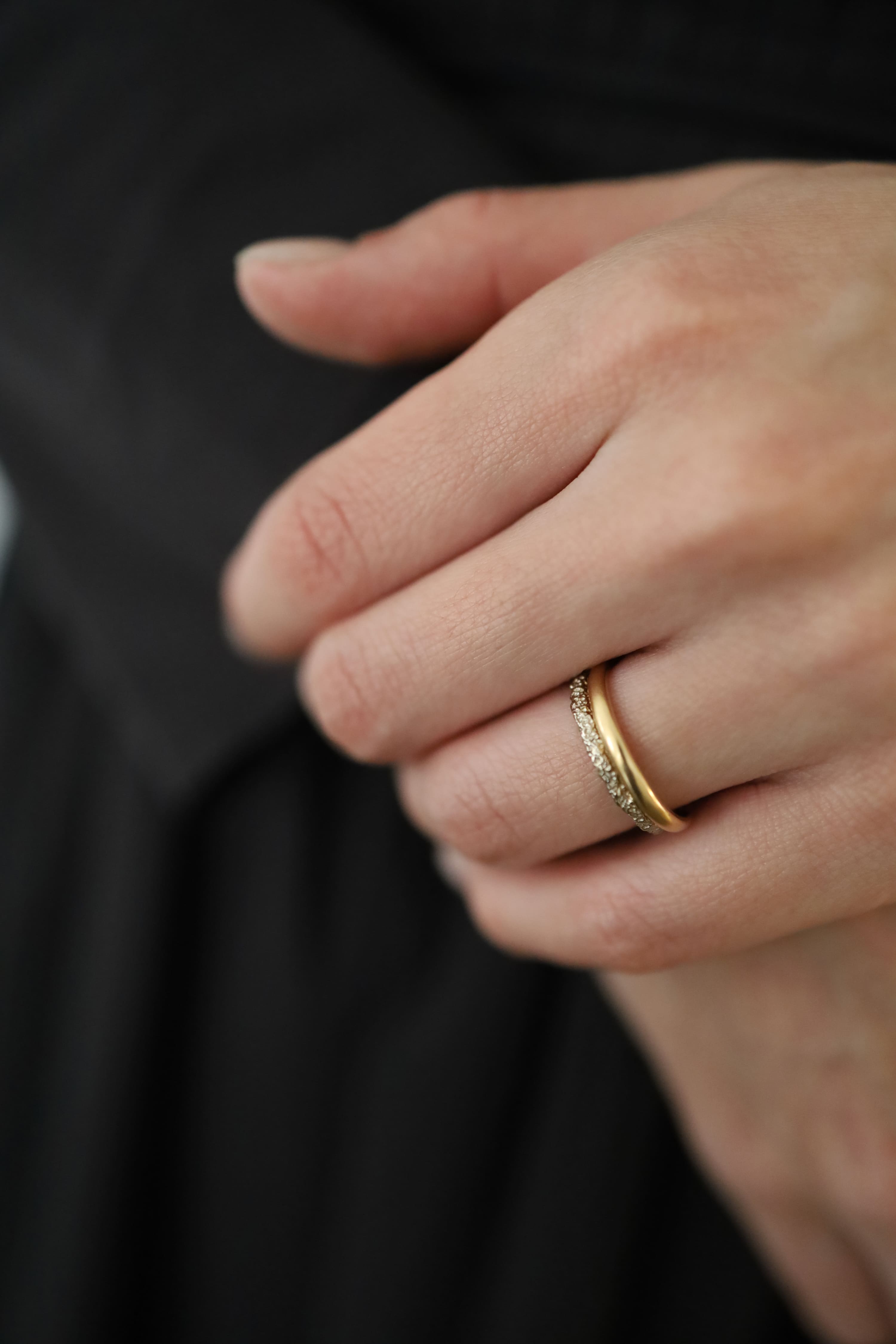 シャンパンゴールドのmimosaとイエローゴールドの結婚指輪の重ね着け　オーダーメイドリング