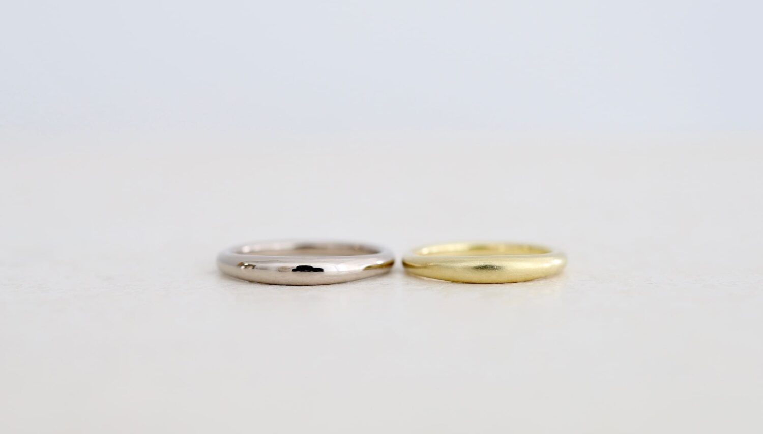 K18ライムゴールドとK18ホワイトゴールドの結婚指輪「swell（スウェル）」。ぷっくりと丸みのあるフォルムを、ブラシ仕上げと鏡面仕上げでそれぞれ制作したオーダーメイドリング。