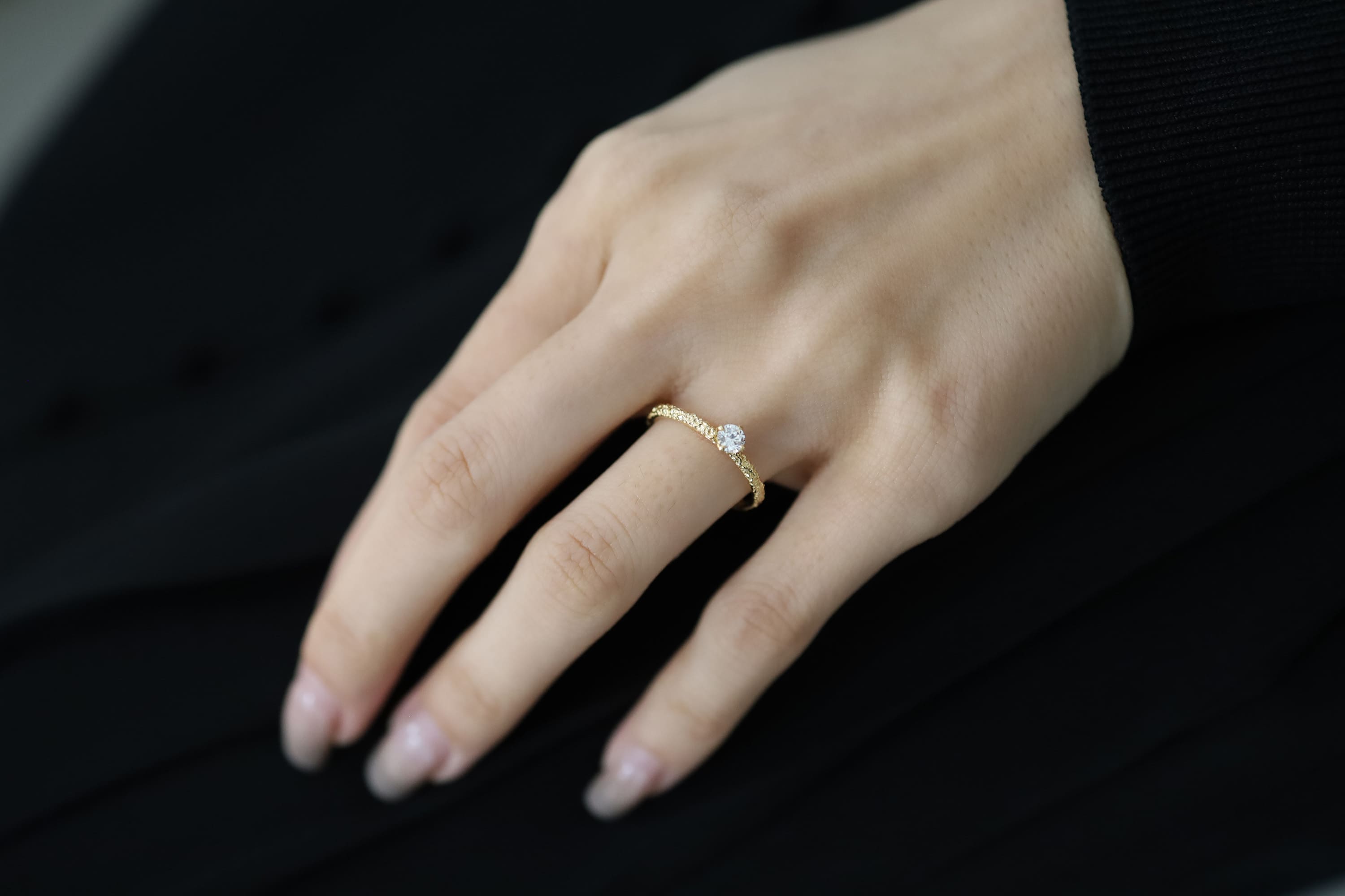 エンゲージリングミモザ　イエローゴールドの着用写真です。手作りのオーダー婚約指輪
