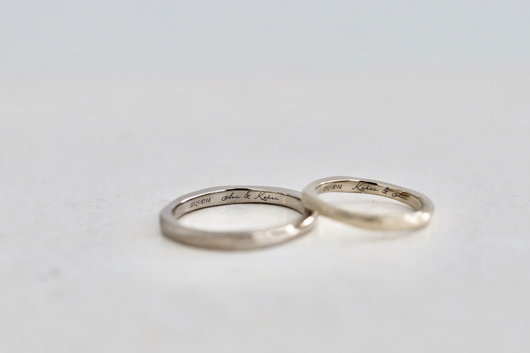 結婚指輪の刻印例。リングの内側に入れたお互いの名前と記念日
