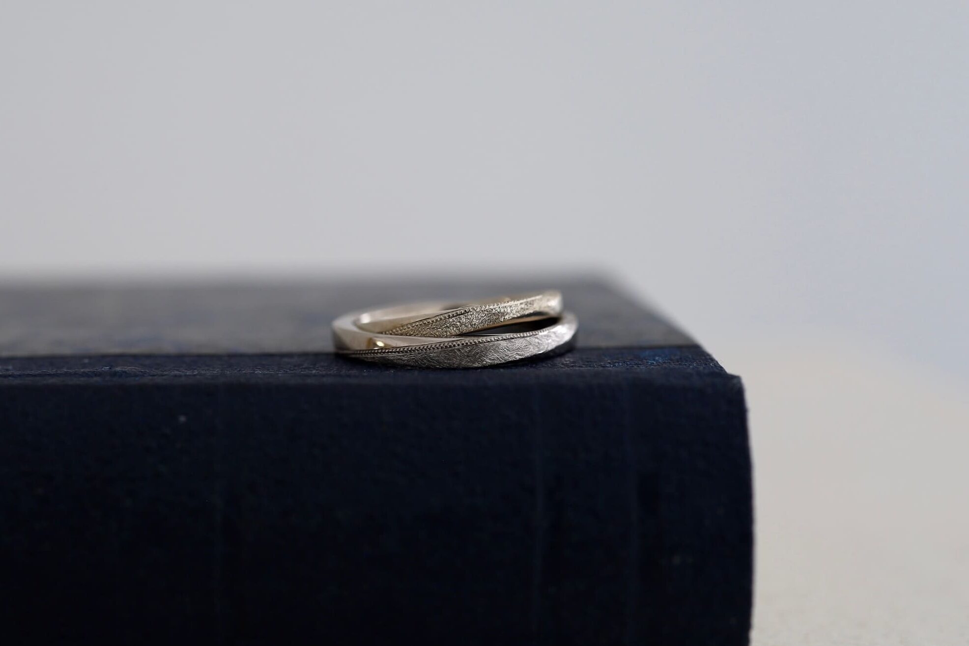 ミルグレインとツイストの結婚指輪。ダイヤモンドダスト加工とレザー加工のペア　大阪・京都の結婚指輪ブランドアトリエタマリ