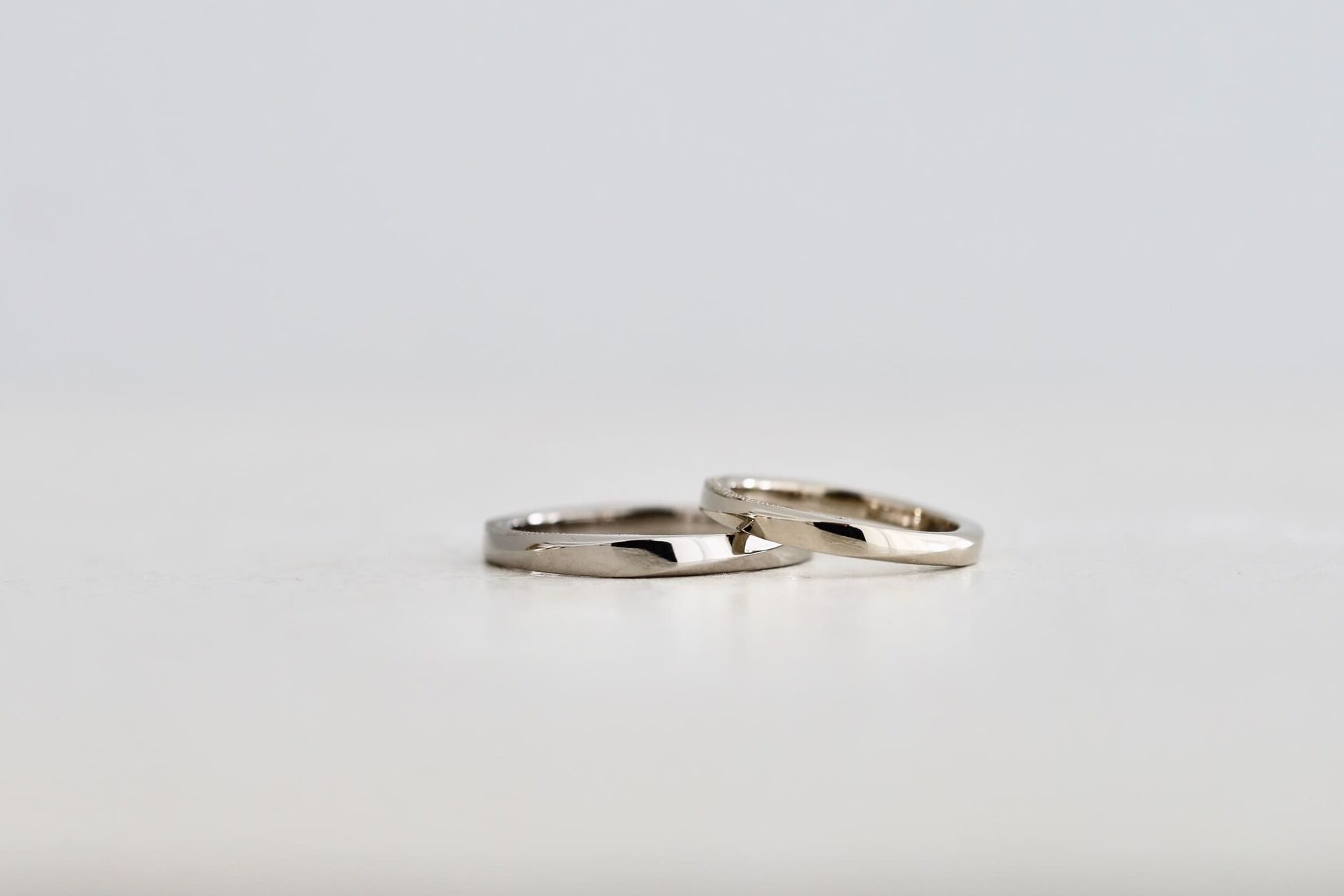 ひねりのシルエットの結婚指輪　ホワイトゴールドとシャンパンゴールド