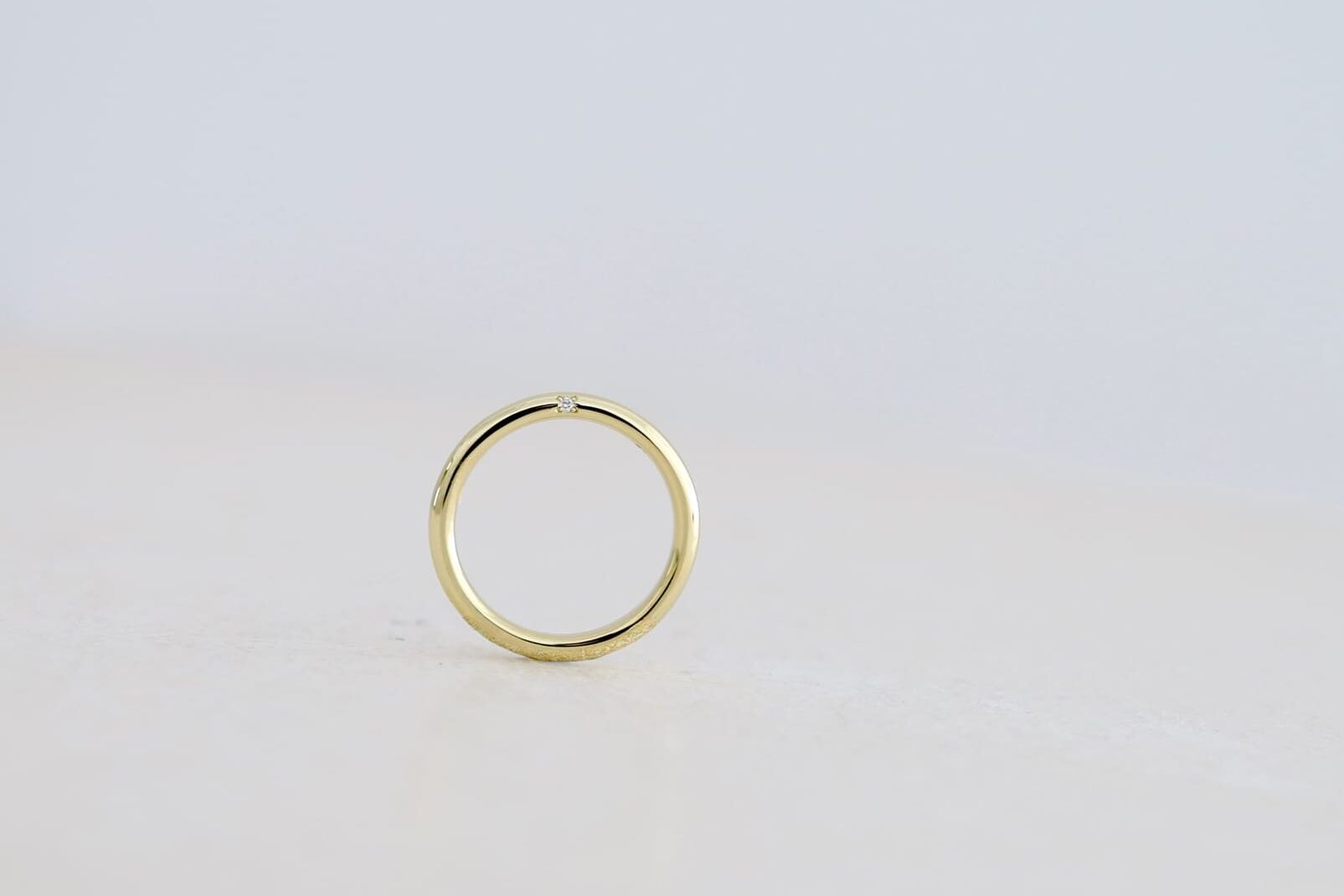 K18ライムゴールドの結婚指輪「donut（ドーナツ）」。丸みのある両甲丸フォルムの側面にダイヤモンドを留めたデザイン