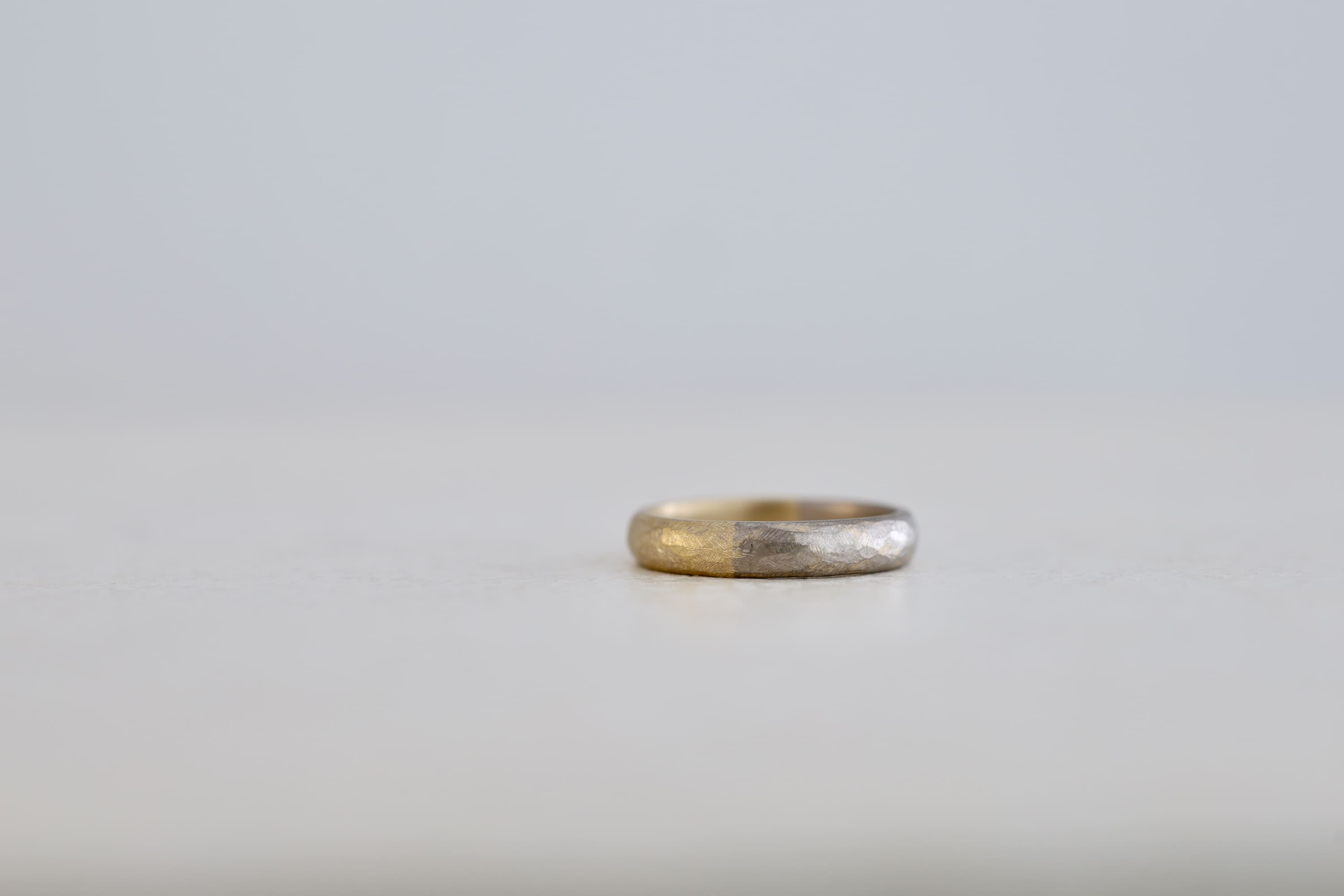 K18シャンパンゴールドとイエローゴールドを組み合わせた、マット仕上げのアンティーク結婚指輪