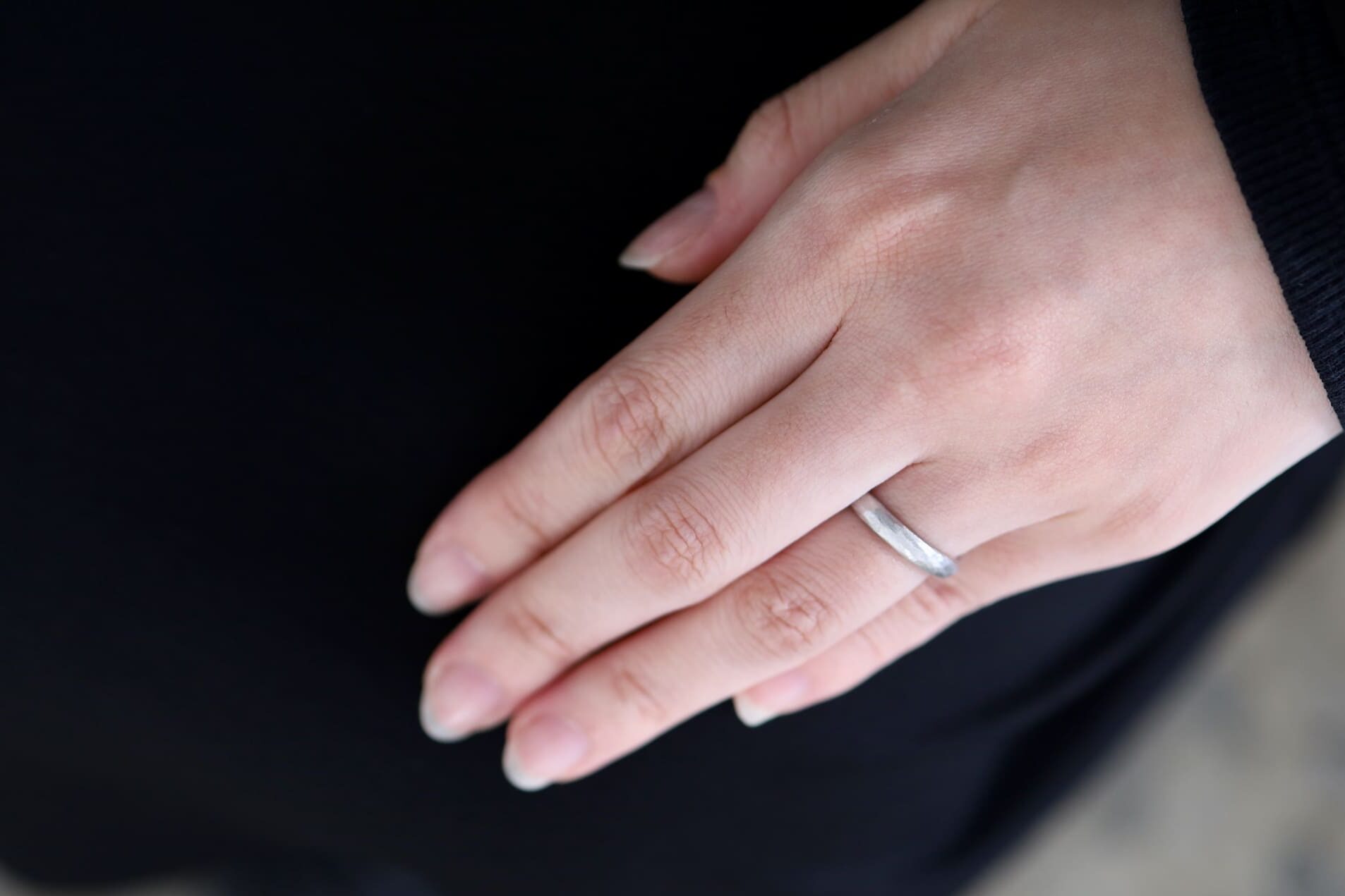 アンティーク結婚指輪のLL幅、約3.2mmを指にはめた様子
