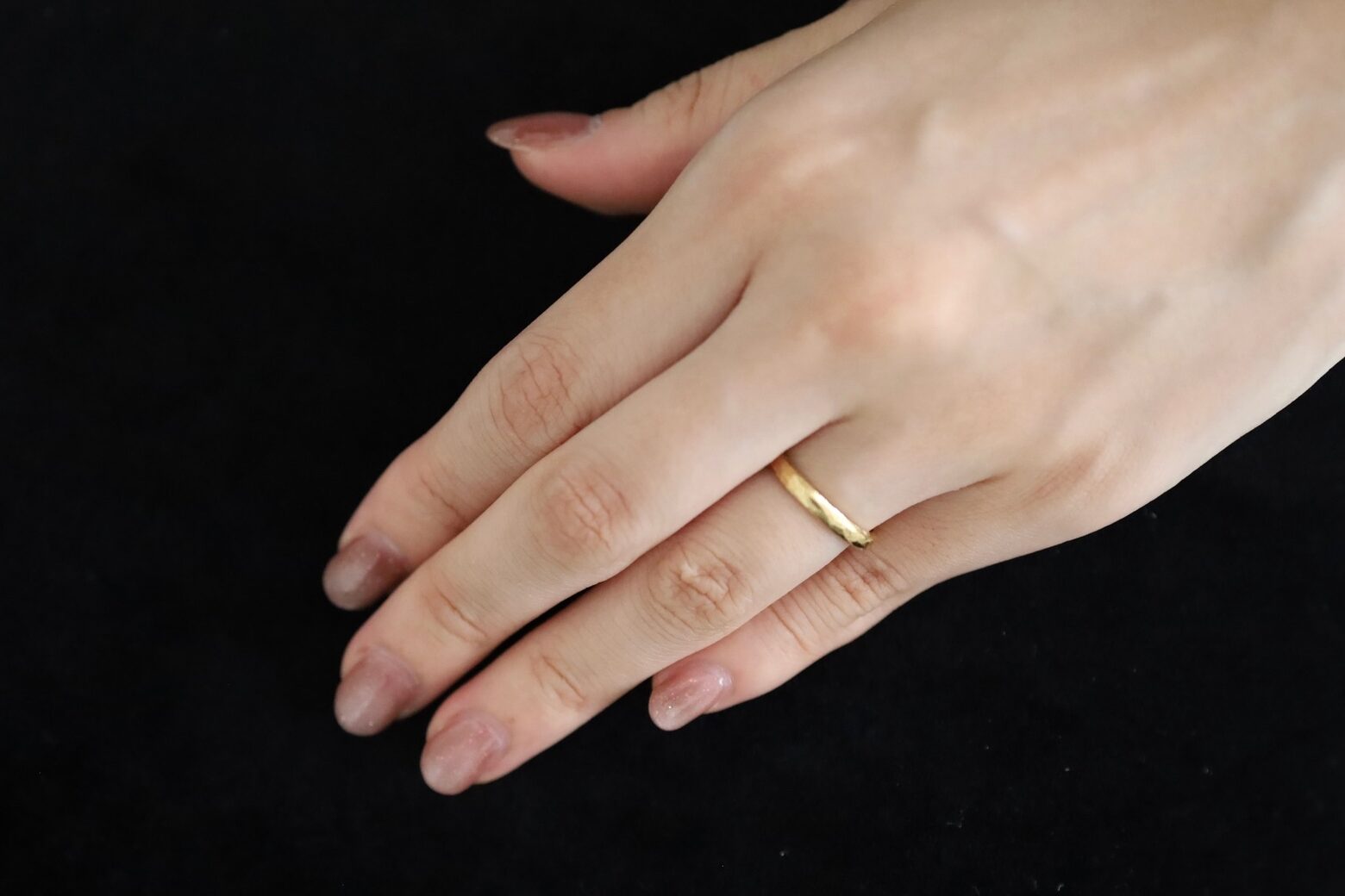 アンティーク結婚指輪のM幅、約2.4mmを指にはめた様子