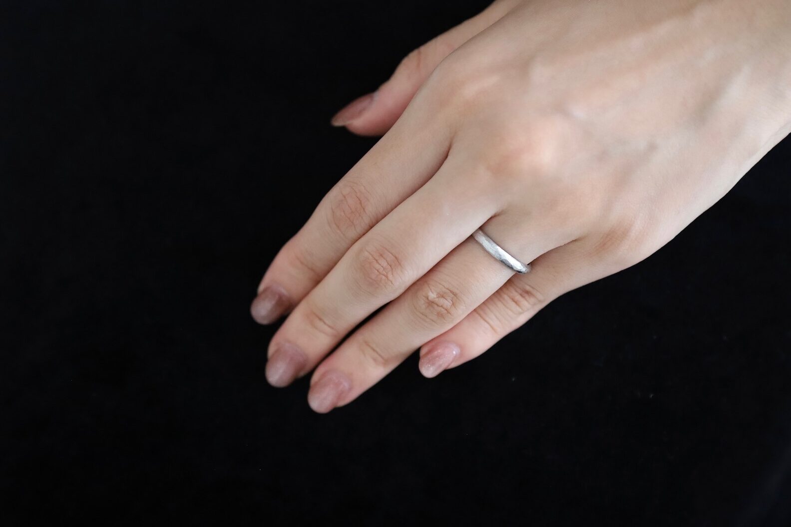 アンティーク結婚指輪のL幅、約2.8mmを指にはめた様子