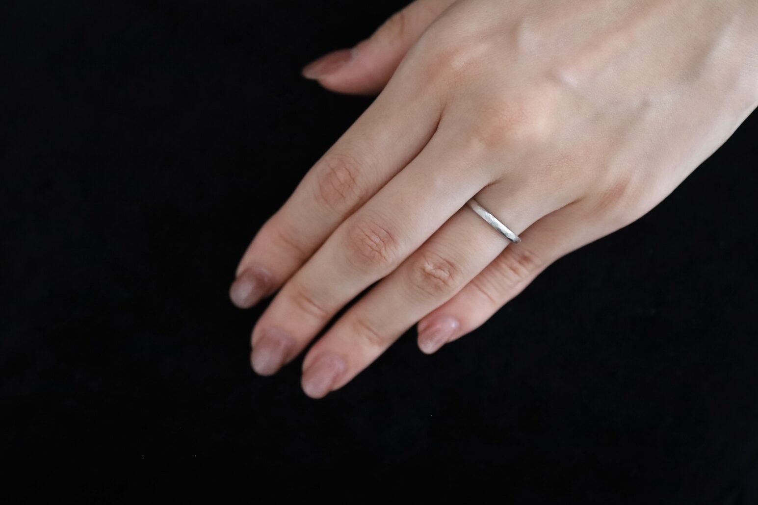 アンティーク結婚指輪のS幅、約2.0mmを指にはめた様子