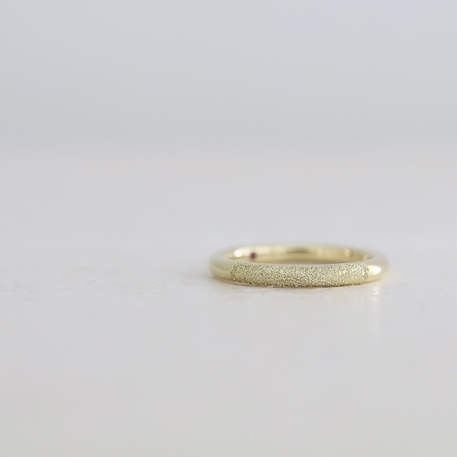 K18ライムゴールドの結婚指輪「donut」。側面にダイヤモンドダスト加工を施したマットな質感
