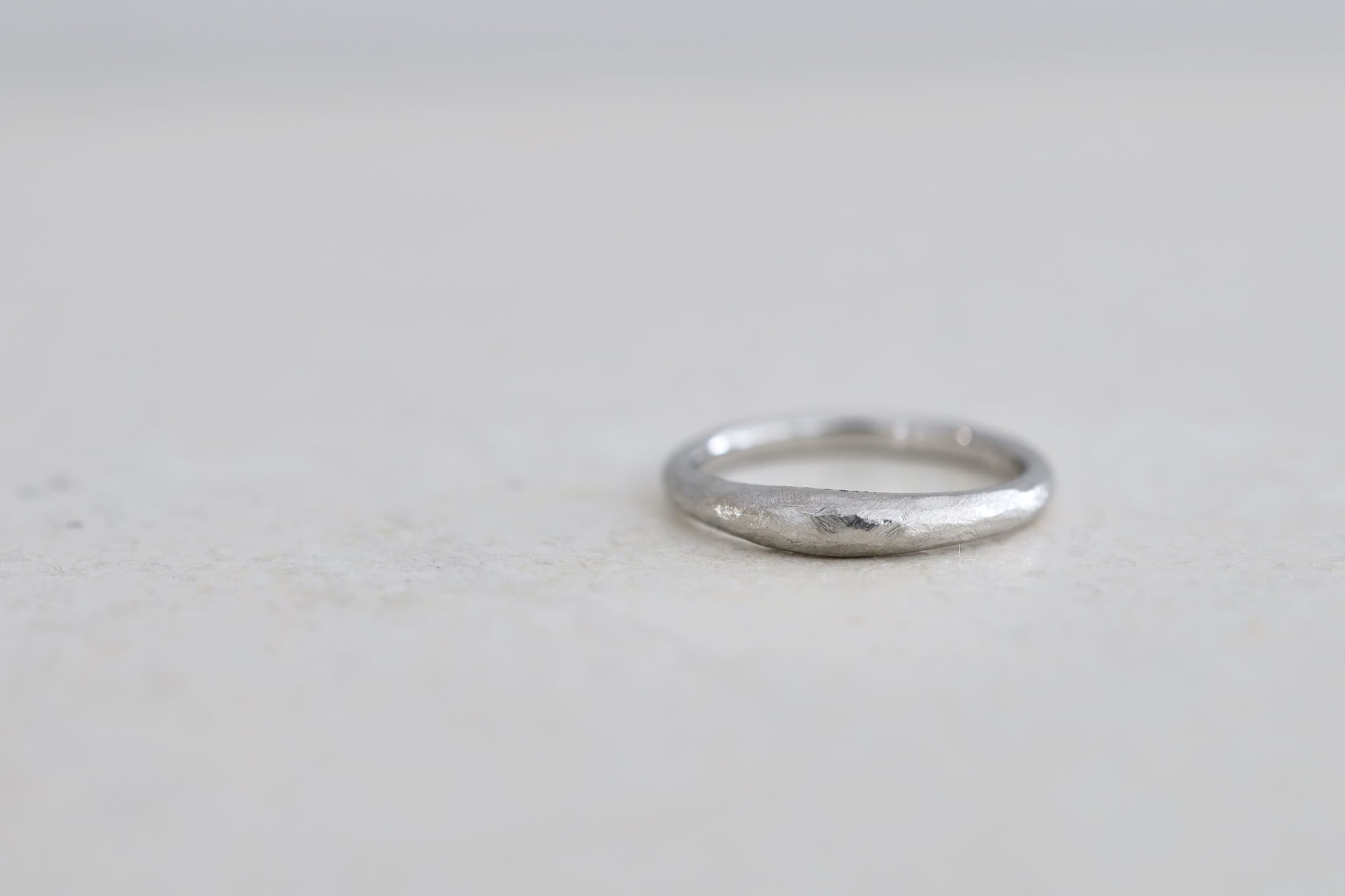 お客様の希望する丸みのあるフォルムに、アンティーク加工を施したオーダーメイドの結婚指輪