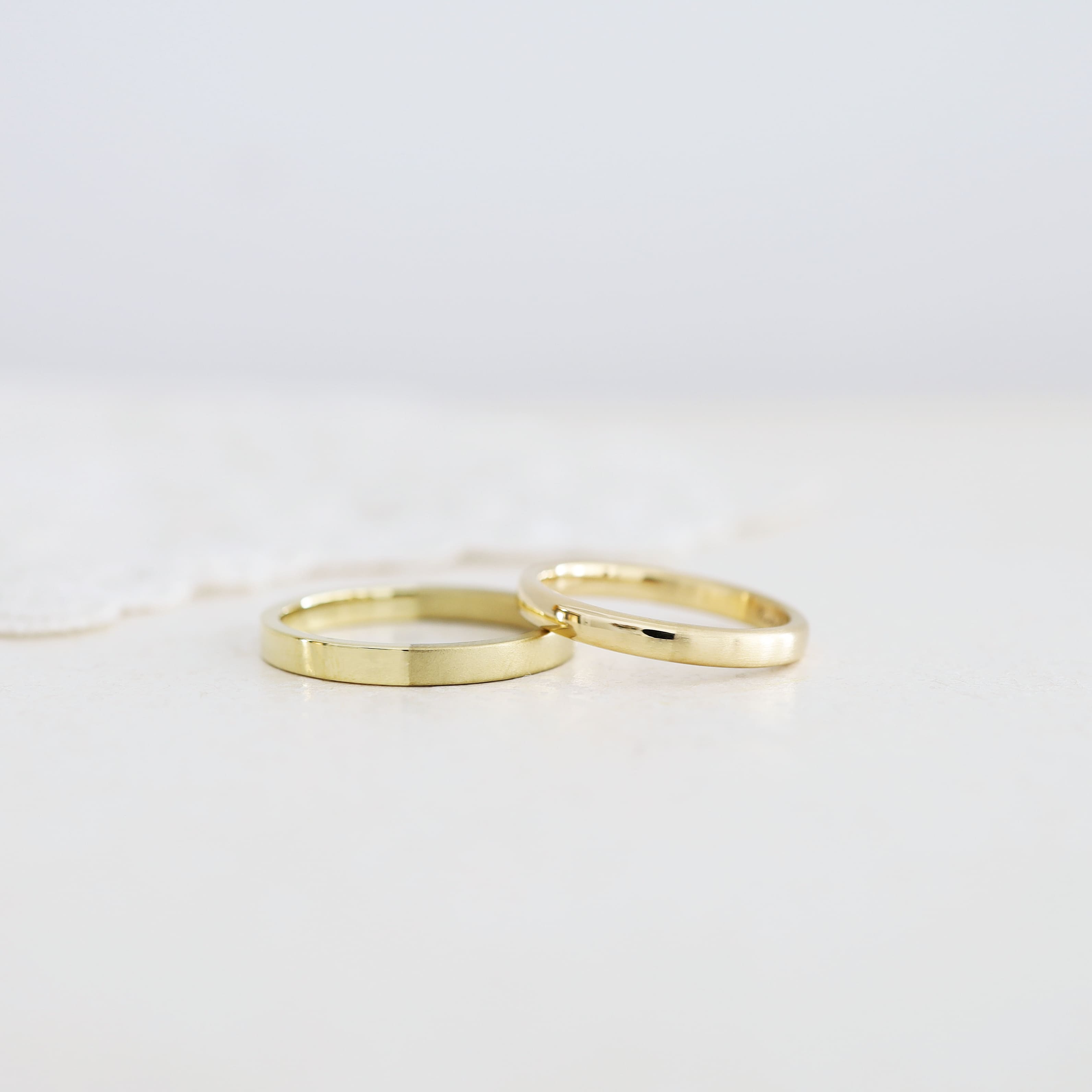 K18ライムゴールドとK18イエローゴールドの結婚指輪を並べた色味と表面仕上げの比較